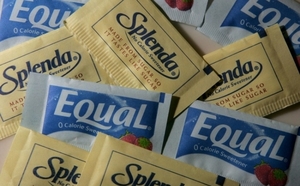 Îndulcitori artificiali: digestia aspartamului care se poate găsi în produsele NutraSweet, Equal, şi Canderel produce formaldehida, care se acumulează în organe şi ţesuturi şi alterează ADN-ul. (Justin Sullivan / Getty Images)