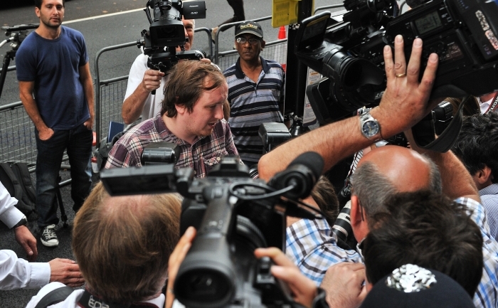 Jonathan May-Bowles, (S) inconjurat de media in fata tribunalului londonez unde a fost condamnat pentru lovirea lui Rupert Murdoch cu o placinta de spuma , 2 august 2011