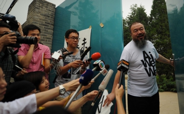 Artistul chinez Ai Weiwei iese in afara studioului sau din Beijing pentru a vorbi cu reporterii. 23 iunie 2011.