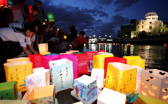 HIROSHIMA, JAPONIA - 6 AUGUST 2011: Oamenii dau drumu la lanterne de hartie pe raul Motoyasu cu ocazia comemorarii a 66 de ani de la atacul de la Hiroshima.