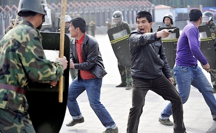 Forţele de securitate chineze înăbuşe o revoltă în timpul unei demonstraţii în Urumqi, regiunea Xinjiang la 1 aprilie 2011 (AFP / Getty Images)