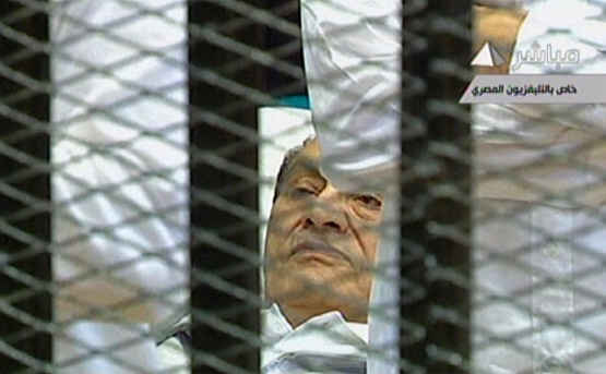 Fostul preşedinte egiptean, Hosni Mubarak judecat împreună cu fiii săi, Alaa şi Gamal, acuzaţi de asemenea de corupţie (AFP/Getty Images)