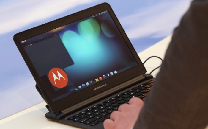 Un vizitator încearcă un laptop dotat cu noul sistem de calcul Motorola ATRIX la standul Vodafone la targul CeBIT pe 28 februarie 2011 în Hanovra, Germania