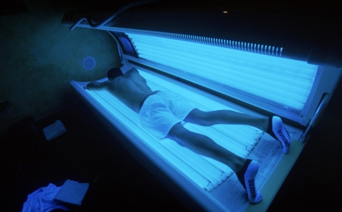 Expunerea la lumina UV provenită de la soare sau de la paturile solare poate deteriora ADN-ul din melanocite (Donald Miralle / Getty Images)