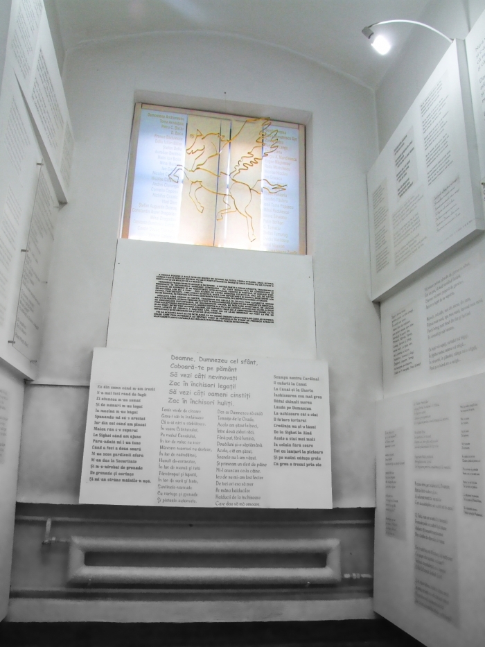 Sala 51. Poezia în închisoare. Sala dedicata poeziilor scrise in inchisorile comuniste din Romania. Acestea au fost scrise fara creion, batute in perete, din celula in celula, prin alfabetul Morse. Sala este un simbol al solidaritatii umane.