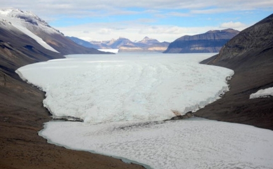 O vedere generală a regiunii Valea-Seacă. Există un interes în creştere pentru Antarctica de catre ţările care doresc minerale şi alte resurse (Monaco Palace via Getty Images)