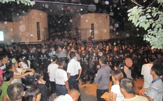 Poliţiştii ajung în timpul unui protest împotriva construirii unui incinerator de deşeuri toxice în apropierea rezervorului cu apă a oraşului, în Beishan, China pe 4 august (De pe forumurile de blogging chineze pe internet)