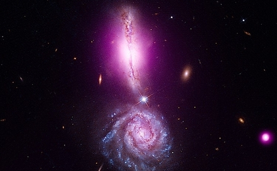 Datele de la  Observatorul cu raze X Chandra sunt prezentate în purpuriu, iar datele  optice de la Hubble apar în roşu, verde şi albastru. (X-ray: NASA, CXC, IfA, D.Sanders et al; Optical: NASA, STScI, NRAO, A.Evans et al)