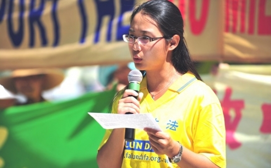 Sonia Zhao tine un discurs despre persecuţia împotriva Falun Gong în China, la un miting în Toronto pentru sărbătorirea a 100 milioane de oameni care au renuntat la Partidul Comunist Chinez şi organizaţiile sale afiliate, pe 13 august. (Gordon Yu / The Epoch Times)
