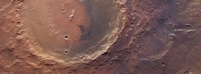 Craterul Holden are un diametru de 140 km, vizibil in stanga, iar catre dreapta se pot observa ramasitele Craterului Eberswalde, cu un diametru de 65 km