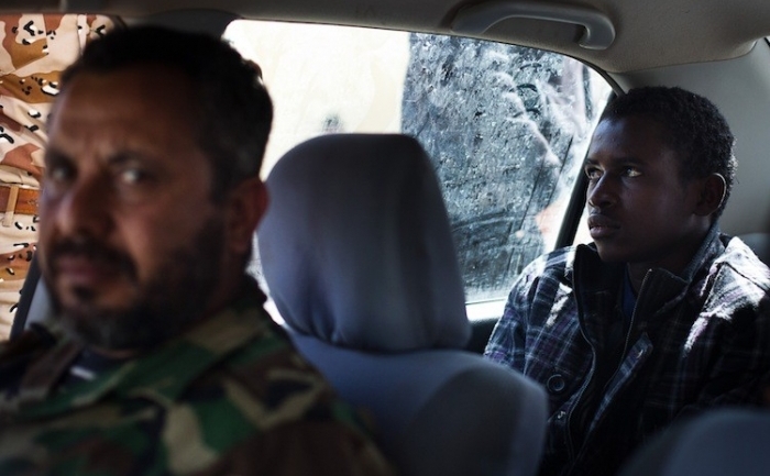 Rebel libian si un presupus mercenar capturat - intr-o masina care-l transporta de la Ajdabiya catre Benghazi.