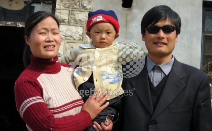 Avocatul militant pentru drepturile omului Chen Guangcheng impreuna cu familia sa in satul Dongshigu, 28 martie 2005.