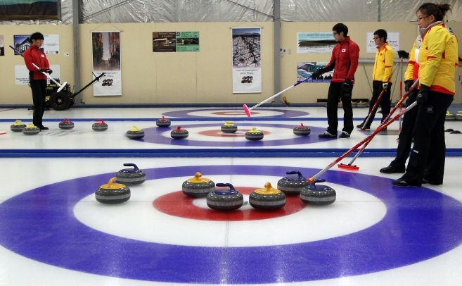 Joc de curling. (Rob Jefferies / Getty Images)