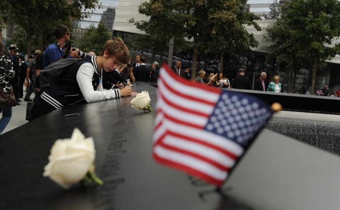 Un baiat lasa o notita la anivesarea de pe 11 septembrie 2011, New York. (Aaron Showalter-Pool / Getty Images)