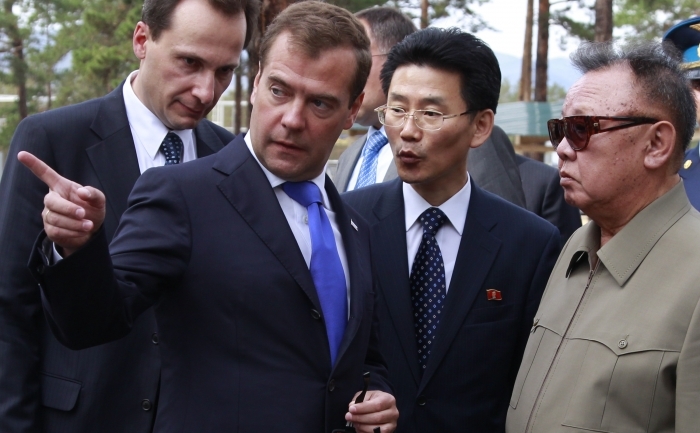 Presedintele rus, Dimitri Medvedev, vorbeste cu omologul sau nord-coreean, Kim Jong-Il, in timpul intalnirii de la garnizoana militara din Sosnovy Bor (nord-vestul Rusiei), pe 24 august 2011.