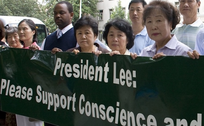 Demonstratii in fata Ambasadei sud-coreene din Washington, D.C., care cer oprirea deportarilor practicantilor Falun Gong de catre regimul de la Seul, in China. De cele mai multe ori regimul comunist de la Beijing ii aresteaza de la aeroport pe cei deportati si ii omoara sau tortureaza in lagare de munca - 15 septembrie 2011