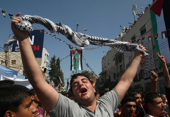 Palestinieni demonstrand sprijinul pentru initiativa de a cere fondarea statului Palestinian la ONU, 21 septembrie 2011 in Hebron