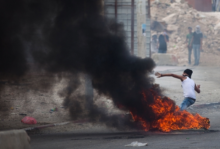 Palestinieni aruncand cu coctailuri Molotov, 21 septembrie 2011 in Qalandia