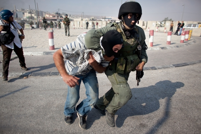 Armata israeliana arestand un tanar palestinian in timpul ciocnirilor din Qalandia, langa Ramallah, Ciosiordania, 21 septembrie