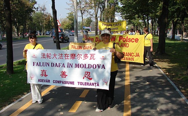 Parada Falun Dafa la Bucuresti, in drum spre Guvernul roman.