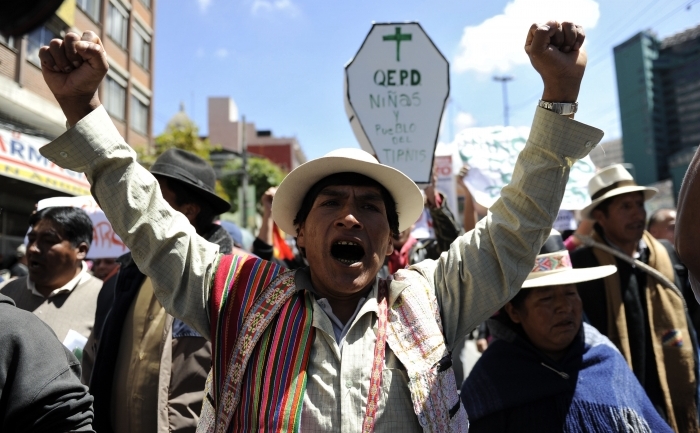 Un cetatean de etnie aymara striga sloganuri impotriva presedintelul bolivian Evo Morales in timpul unui protest in La Paz, 26 sept 2011. Protestele impotriva construirii unei autostrăzi în Amazonia s-au inmultit luni dupa demisia ministrului apararii.