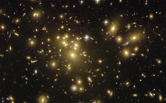 Ciorchinii de galaxii sunt acumulari de mii de galaxii, adunate impreuna de propria lor gravitate. Aceasta gravitate afecteaza lumina trimisa in spatiu de aceste formatiuni