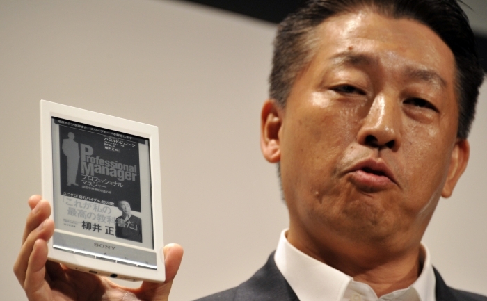 Fujio Noguchi, managerul general al firmei Sony, prezinta noul eBook numit "Reader" in Tokyo, 29 septembrie 2011. Noul produs va fi oferit luna viitoare, iar un model 3G va fi lansat pe piata in noiembrie