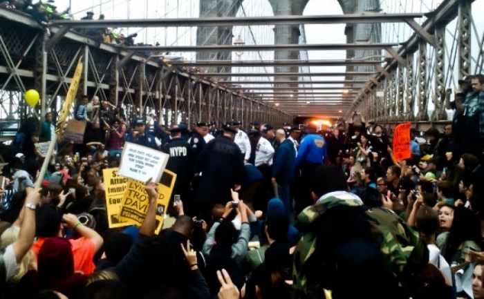 Politia aresteaza manifestanti care blocheaza Brooklyn Bridge in timpul    unui mars impotriva coruptiei, lacomiei corporatiilor si pentru  oprirea  bancherilor sa mai controleze Congresul american, 1 octombrie  2011, New  York.