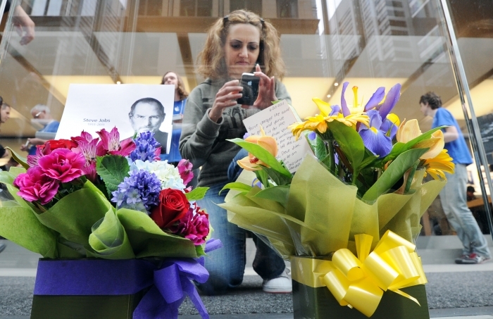 Flori si omagii aduse fostului fondator Apple, Steve Jobs, care a murit de cancer miercuri 5 octombrie, la varsta de 56 ani