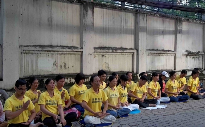 Practicanţii Falun Gong mediteaza vizavi de Consulatul chinez în orasul Ho Chi Minh joi dimineaţă,  pentru ai sprijini pe Vu Duc Trung şi Le Thanh Van. Cei din poza au fost arestaţi la scurt timp după ce fotografia a fost luată. (anonymous)