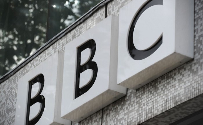 Vedere de ansamblu a semnului de pe peretele centrului de televiziune BBC în vestul Londrei.