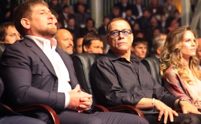 Actorul Jean-Claude Van Damme se uită la liderul cecen Ramzan Kadirov in timp ce privesc impreuna  cu Hilary Swank un spectacol, in Groznâi pe 5 octombrie 2011.
