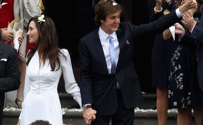 Sir Paul McCartney si Nancy Shevell pleaca dupa casatorie de la oficiul starii civile din  Marylebone, Londra.