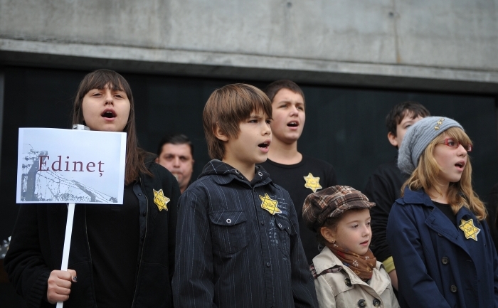 Copii purtand steaua galbena evreiasca pe care scrie in germana cuvantul "evreu" participa la Ziua Naţională de Comemorare a Victimelor Holocaustului din România, la Monumentul Memorial al Holocaustului, Bucuresti, 11 octombrie 2011.