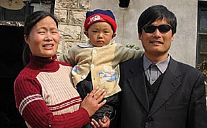 Chinezul militant orb, Chen Guangcheng, impreuna cu familia sa, inainte de a fo condamnat la inchisoare pentru patru ani
