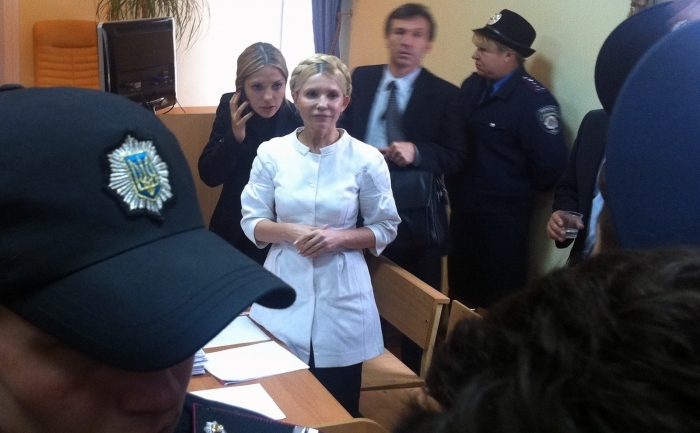 Liderul opozitiei ucrainiene, Iulia Timosenko (in alb), alaturi de fiica sa, participa la audierea din tribunalul districtului Pechersky in Kiev, pe 30 septembrie, 2011.