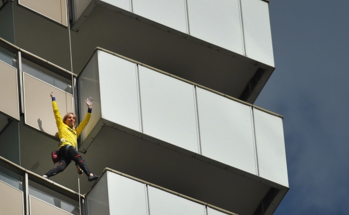 Renumitul alpinist urban francez Alain Robert, 48 de ani, poreclit si  Omul Paianjen, isi saluta suporterii in timp ce se catara pe Hotelul  Intercontinental din Bucuresti, 14 octombrie 2011.