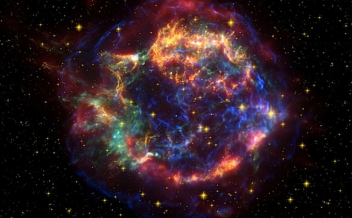 Cassiopeia A este printre cele mai mult studiate ramasite de supernova. Aceasta imagine amesteca date obtinute de la observatoarele Spitzer al NASA (un rosu), Hubble (galben), si Chandra (verde si albastru).