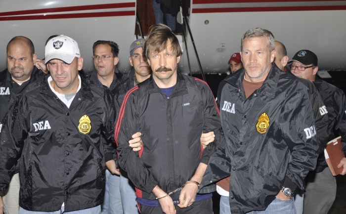 Fotografie provenita de la Departamentul de Justitie american, infatisandu-l pe traficantul de arme Viktor Bout ajungand in SUA, pe 16 noiembrie 2010 (U.S. Department of Justice via Getty Images)
