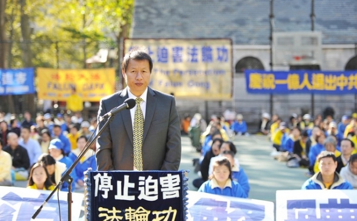 Li Dayong, directorul executiv al miscarii Tuidang, care ii ajută pe descendenţii chinez de a iesi din Partidul Comunist Chinez, vorbeşte la un miting în Chinatown NY. În prezent, peste 100 de milioane de persoane au demisionat din partid.