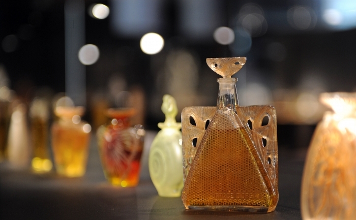 Sticlele de parfum create de celebrul sticlar francez Rene Lalique sunt infatisate la muzeul Lalique din Wingen-sur-Moder, estul Frantei, 23 iunie 2011. Muzeul, dedicat lui Rene Lalique (1860-1945), a fost inaugurat de ministrul culturii Frederic Mitterrand