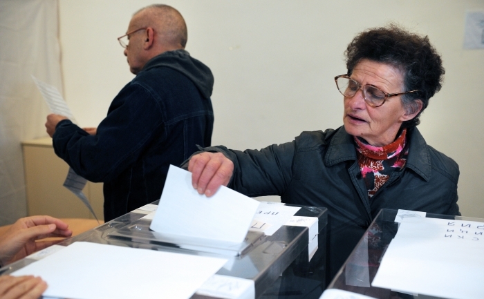 O femeie din Bulgaria voteaza la Sofia, 23 oct 2011. (DIMITAR DILKOFF / AFP / Getty Images)