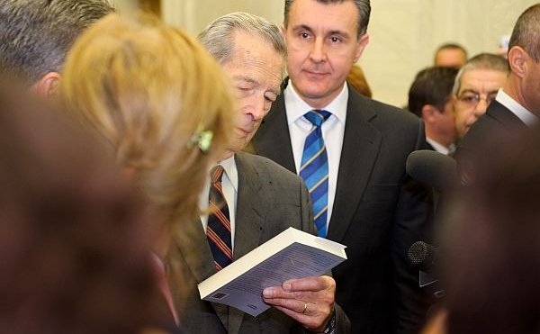 După discursul în Parlamentul României, Regele Mihai se uită peste ediţia în limba română a cărţii Nouă Comentarii despre Partidul Comunist publicată de Epoch Times, 25 octombrie 2011.