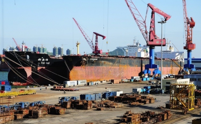 Nave cargo in portul Qingdao, in Shandong, provincia nord-estica a Chinei, 17 octombrie 2011 . Deficitul comercial al SUA cu China a atins noi maxime, ajungand la 160 miliarde de dolari in prima jumatate a anului 2011 (STR / AFP / Getty Images)