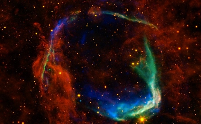 Vedere formata din mai multe lungimi de unde a stelei RCW 86, provenita de la patru telescopuri diferie, infatisand ramasiele celui mai vechi supernove cunoscute de omenire, documentata in anul 185 d.C. (NASA / ESA / JPL-Caltech / UCLA / CXC / SAO)