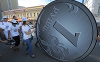 Macheta unei ruble rusesti (ALEXANDER NEMENOV / AFP / Getty Images)