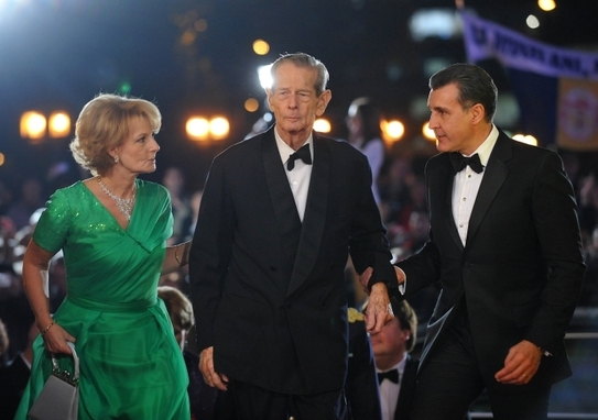 Regele Mihai I al României impreuna cu fiica lui, Principesa Margareta şi consortul acesteia, Principele Radu Duda, la intrarea Teatrului Naţional de Operă pentru concertul destinat aniversarii a 90 de ani ai Regelui Mihai I,  Bucureşti, 25 octombrie 2011 (DANIEL MIHAILESCU / AFP / Getty Images)