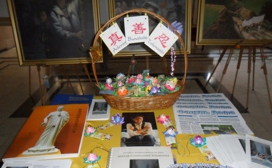 Expozitia de arta Adevar-Compasiune-Toleranta la Straseni (Epoch Times)