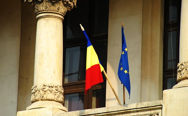 Steagurile Romaniei si al Uniunii Europene. (Andrei Popescu/Epoch Times Romania)