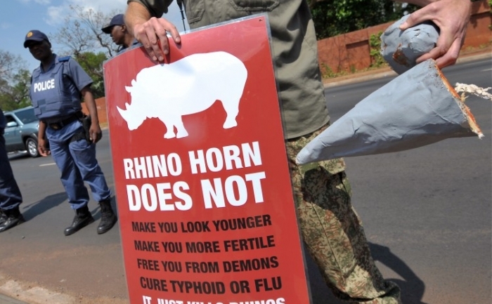 Sud African protesteaza impotriva braconajului de rinoceri in fata Ambasadei Chineze din Pretoria, cerand regimului comunist sa pedepseasca traficul cu colti de rinocer